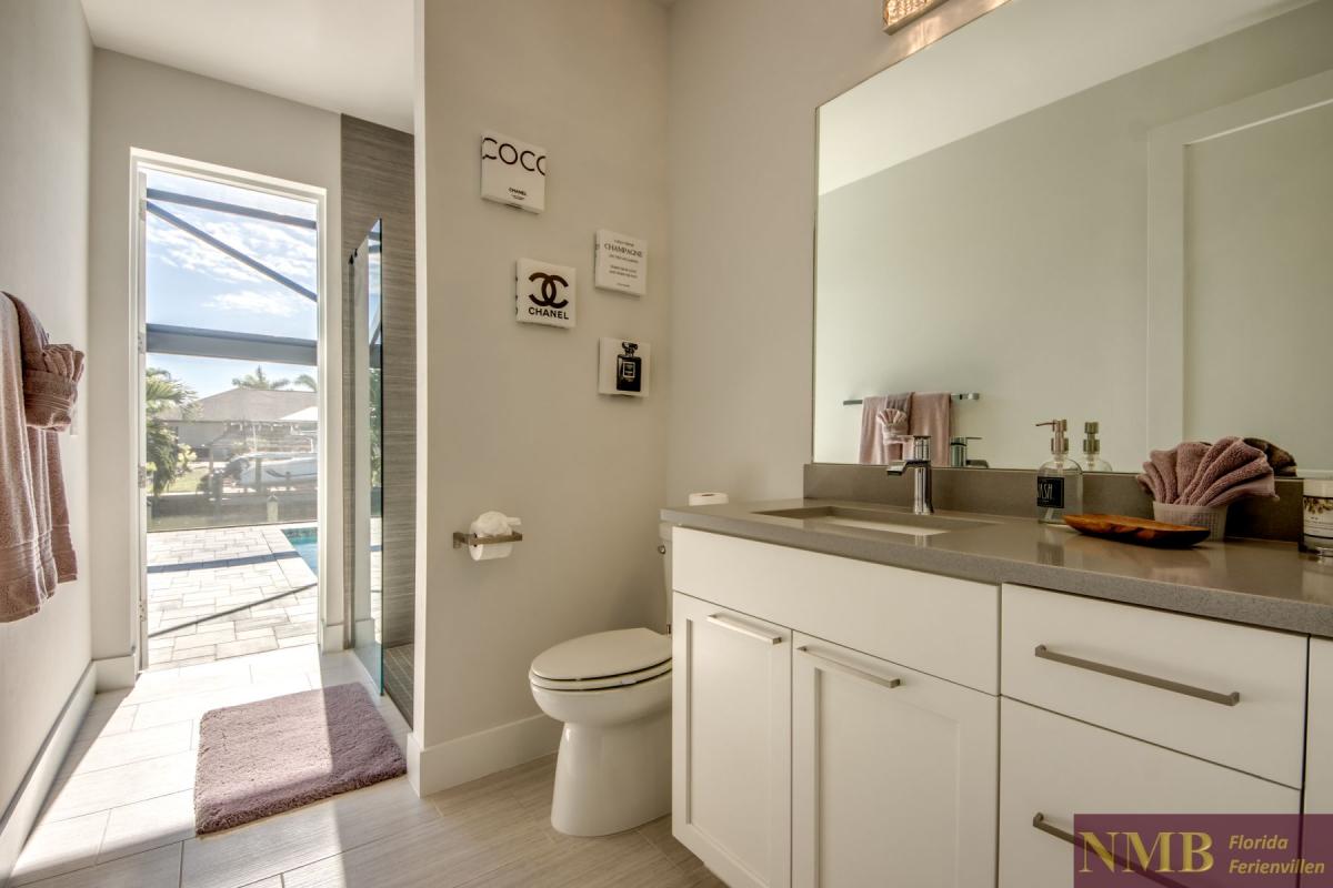 Ferienhaus-Cape-Coral-Sanisbar Breeze_47-Guest-Pool-Bathroom